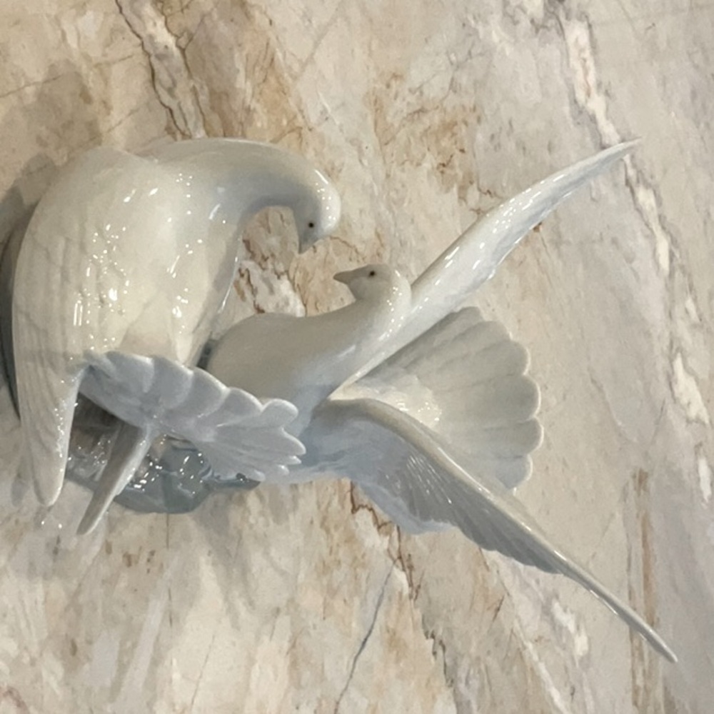 Lladro Pigeons Figurine